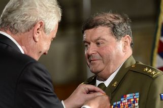 Seberme všechny peníze Vodičkovu Svazu bojovníků za svobodu, navrhuje poslanec - Novinky